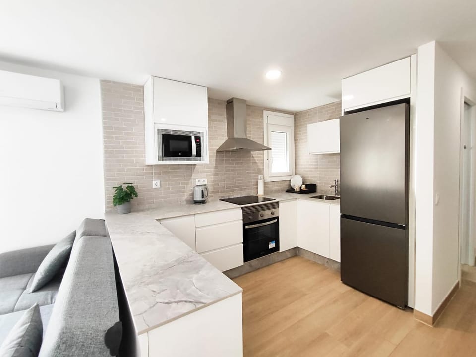 Kitchen or kitchenette, Dining area, minibar, oven, pet friendly, stove, toaster