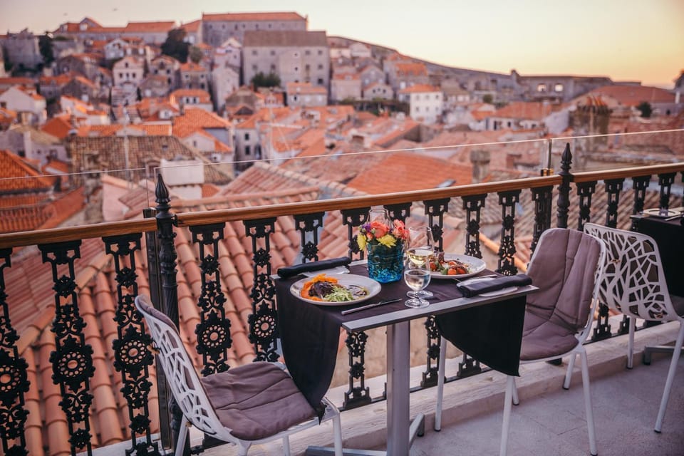 Restaurant/places to eat, Balcony/Terrace, Food, City view