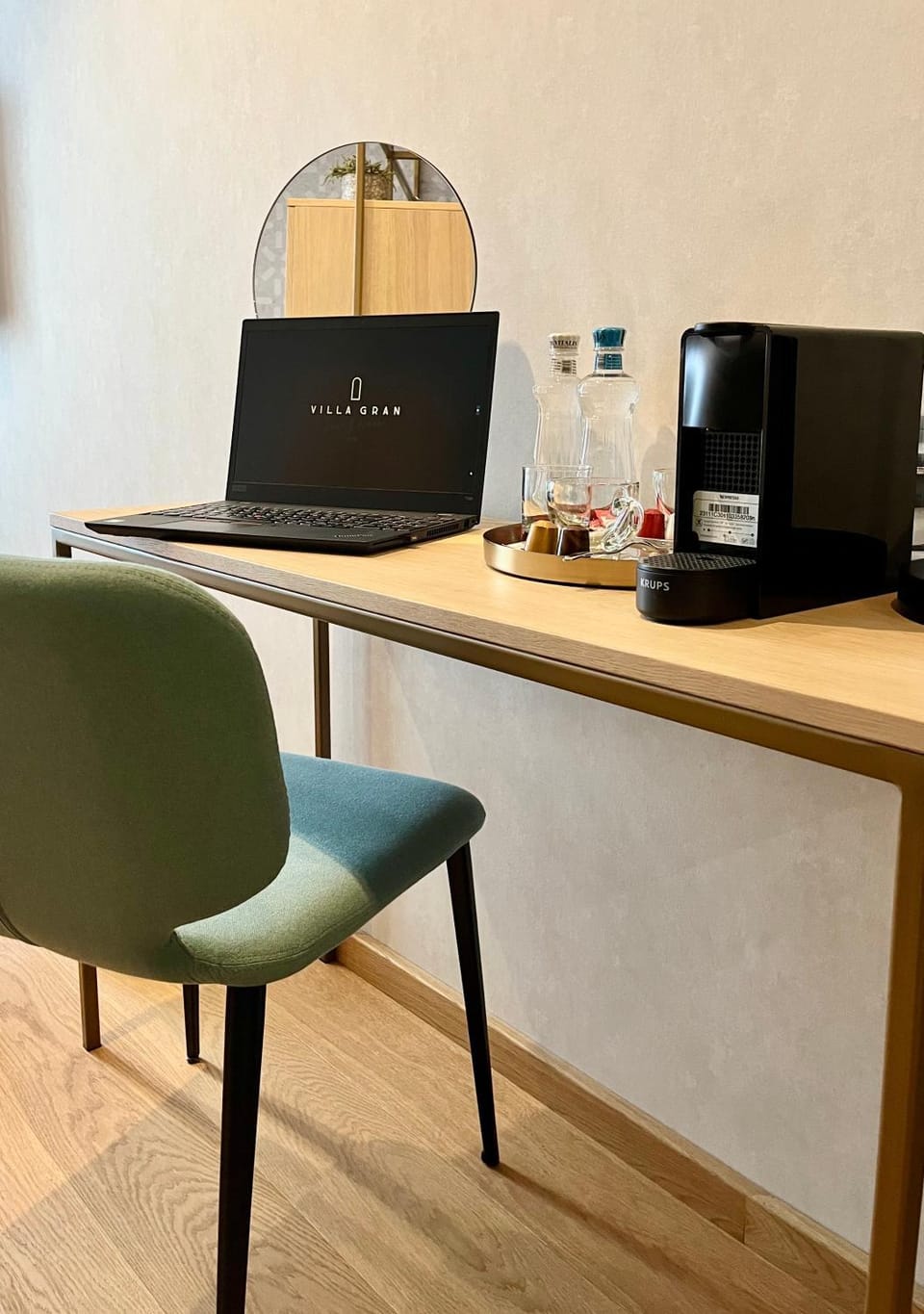 Coffee/tea facilities, Seating area, Quiet street view