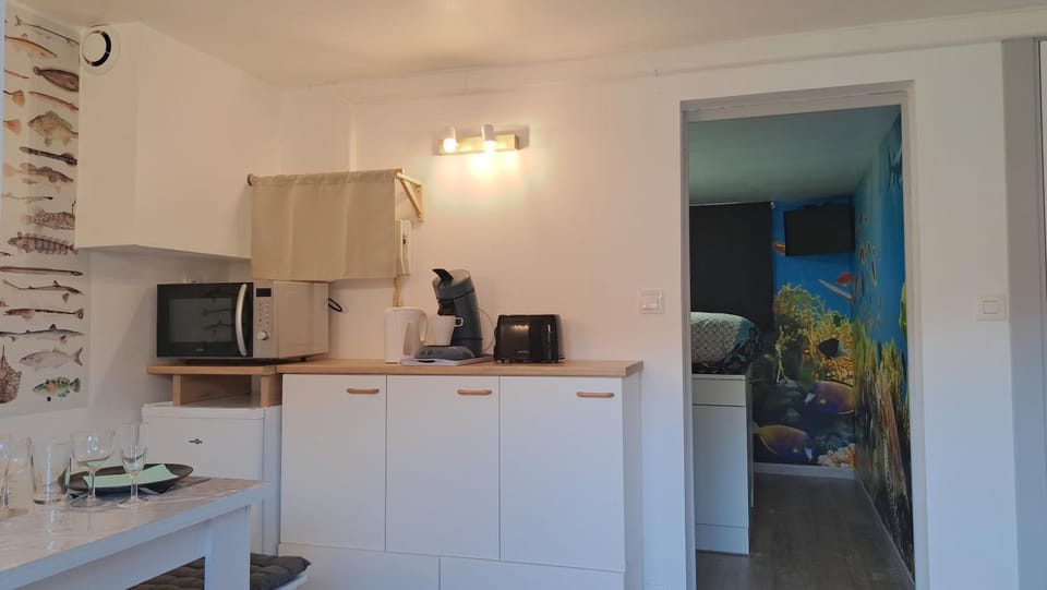 Dining area, minibar
