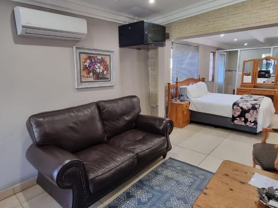 Living room, Seating area, air conditioner
