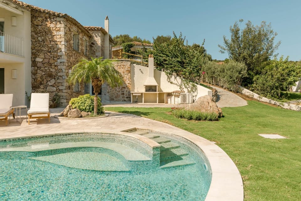 Property building, Day, Garden, Garden view, Pool view, Swimming pool, sunbed