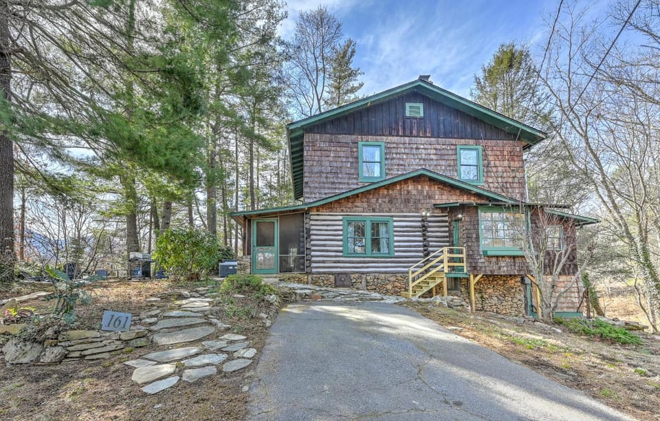 Unique Cabin With Hot Tub Close to Town Cabin in Asheville