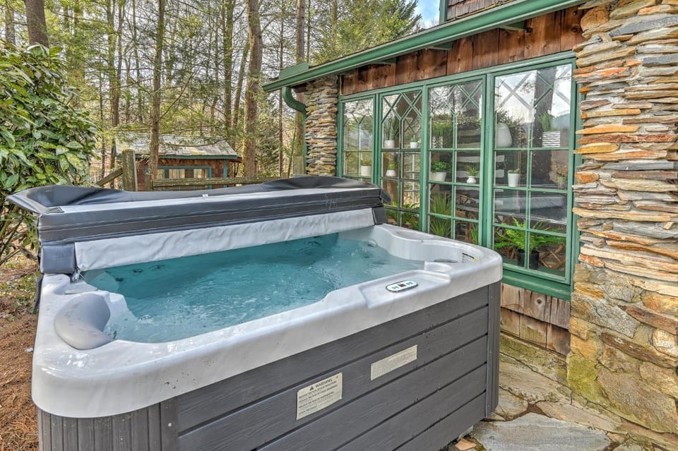 Unique Cabin With Hot Tub Close to Town Cabin in Asheville