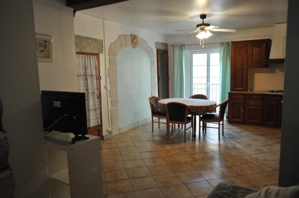Loc vacances appart T2 meublée 1 er proche plage Apartment in Mèze