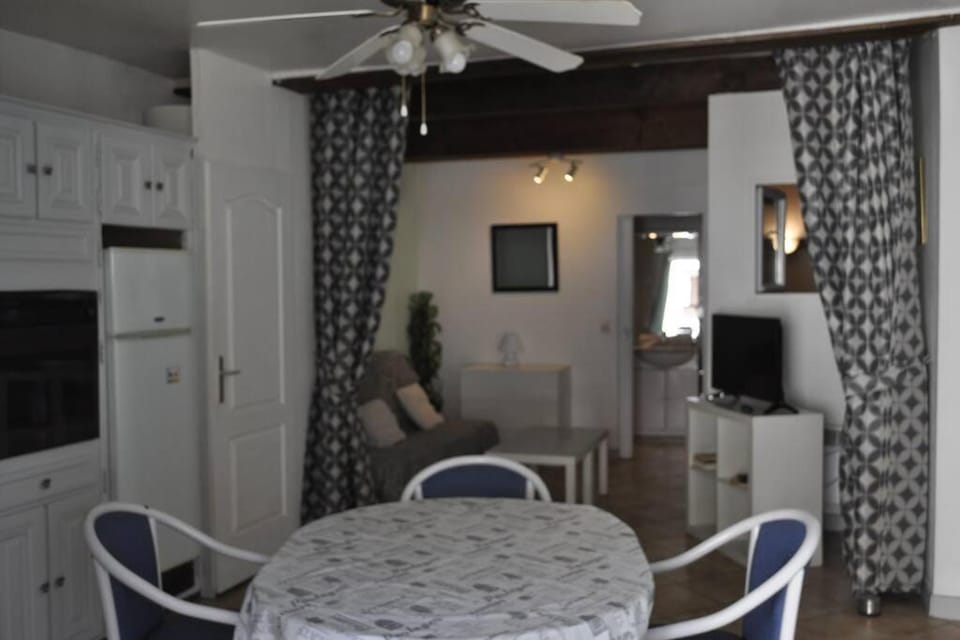 Loc vacances appart T2 meublée 1 er proche plage Apartment in Mèze