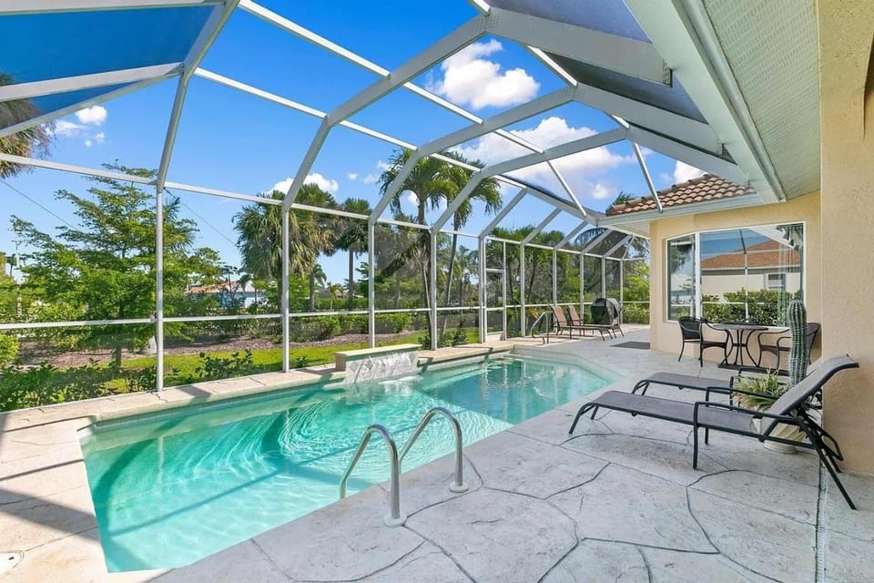 Mile From Beach Access, Spacious and Redone, Heated Pool House in Marco Island