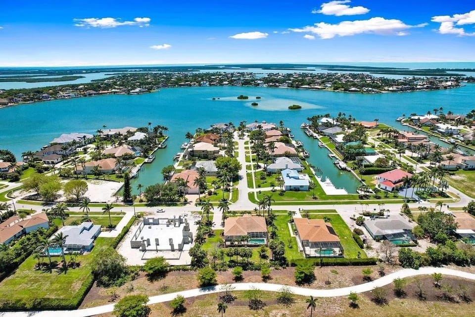 Mile From Beach Access, Spacious and Redone, Heated Pool House in Marco Island