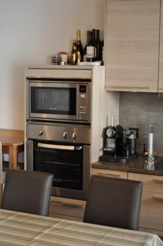 Kitchen or kitchenette, Dining area, minibar, pet friendly