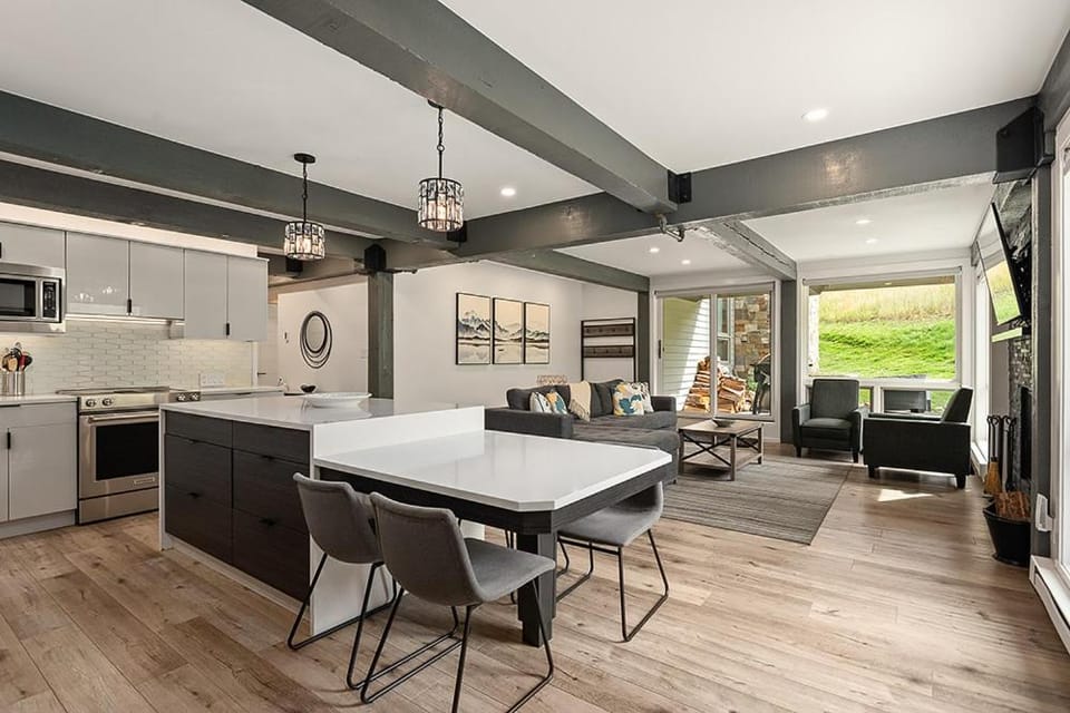 Kitchen or kitchenette, Living room
