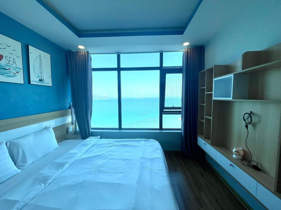 Bed, Natural landscape, Photo of the whole room, Bedroom, Sea view