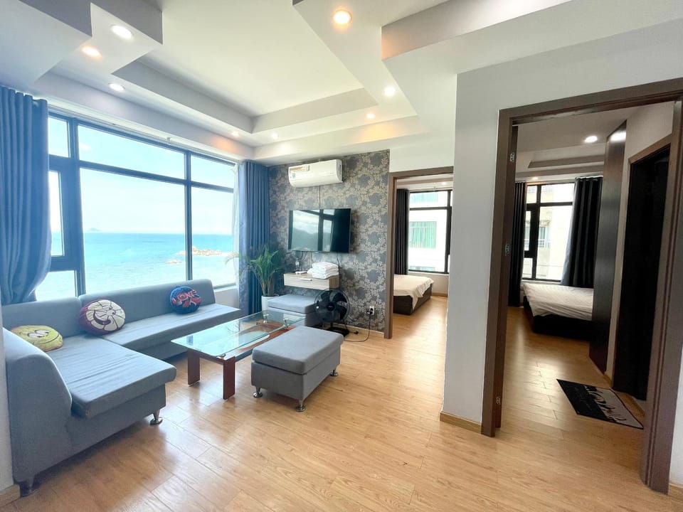 Bed, Natural landscape, TV and multimedia, Living room, Photo of the whole room, Seating area, Bedroom, Sea view