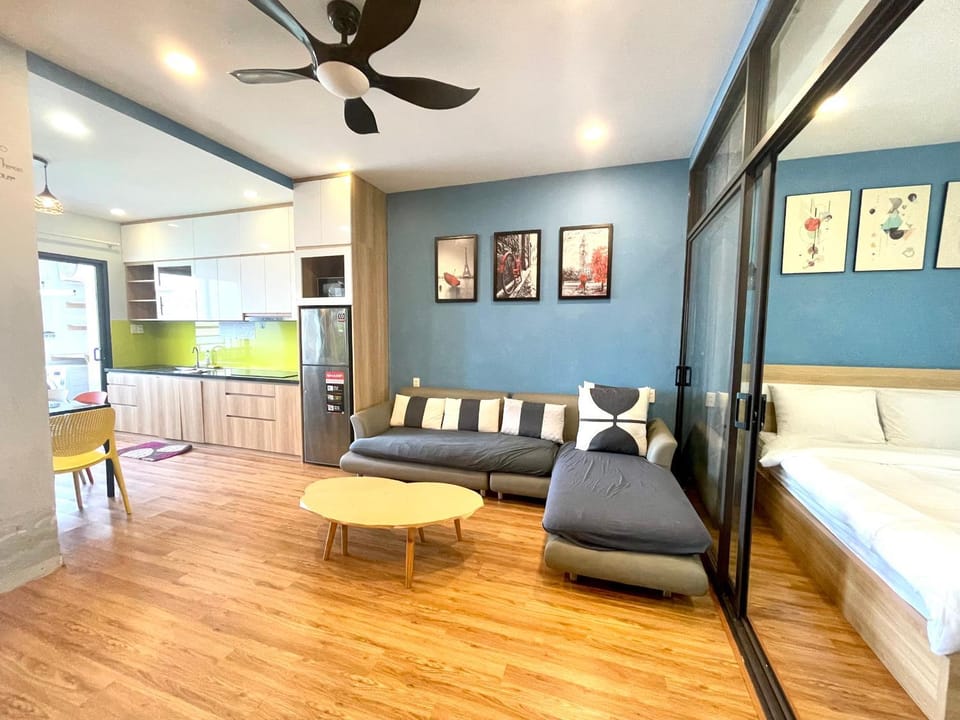 Bed, TV and multimedia, Living room, Photo of the whole room, Seating area, Bedroom, fireplace