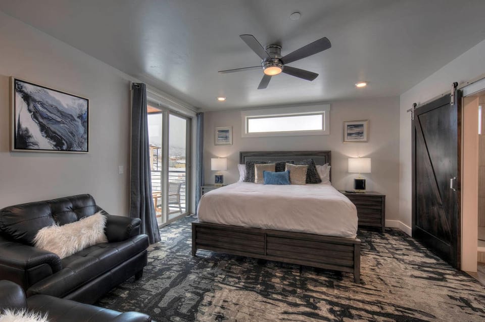 Bed, Seating area, Bedroom, fireplace
