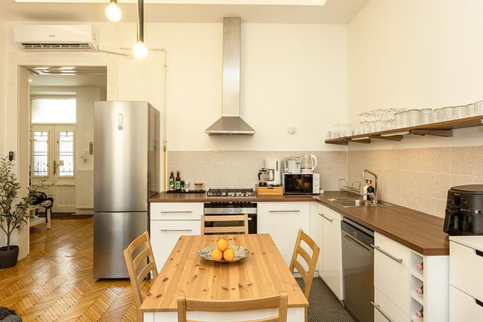 Large 4BR Oasis in Central Budapest AC- BP Sky Apartment in Budapest