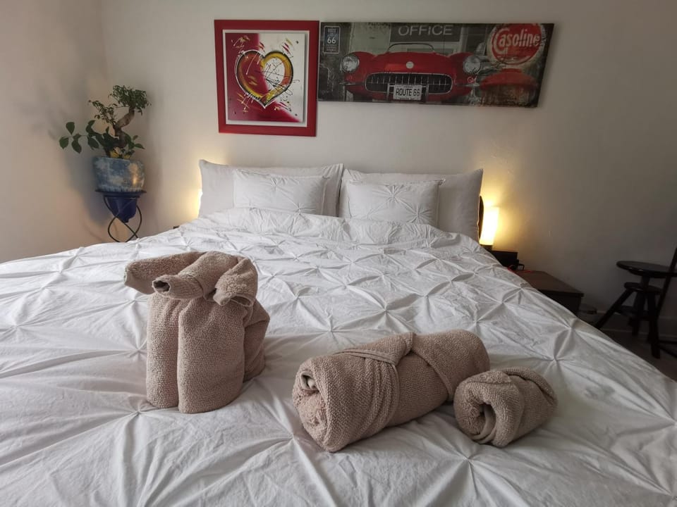 Bed, Decorative detail, Bedroom, towels