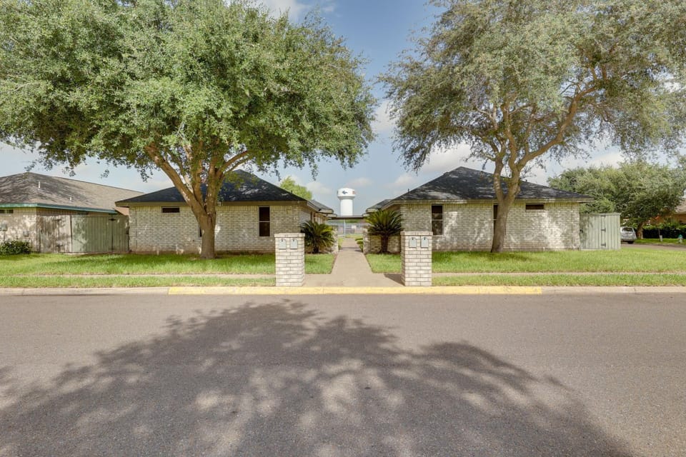 Pet-Friendly Edinburg Apartment with Pool Access! Apartment in Edinburg
