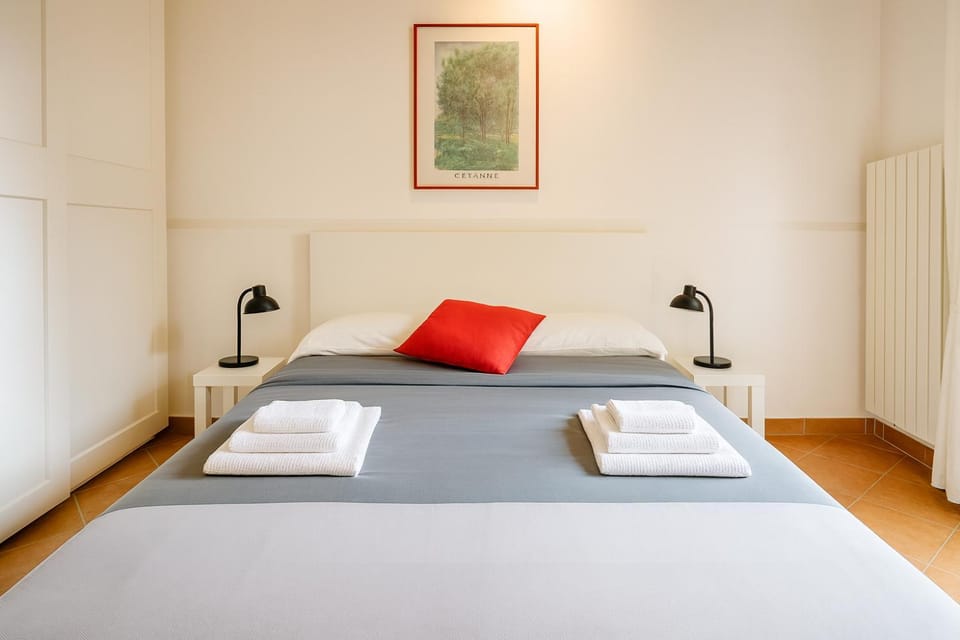 Photo of the whole room, Bedroom