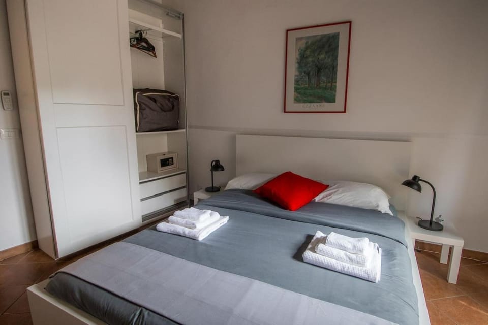 Bed, Photo of the whole room, Bedroom, safe, towels, air conditioner