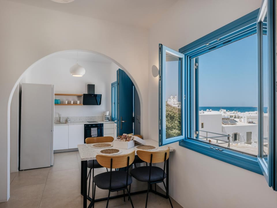 View (from property/room), Kitchen or kitchenette, Dining area, Sea view, oven