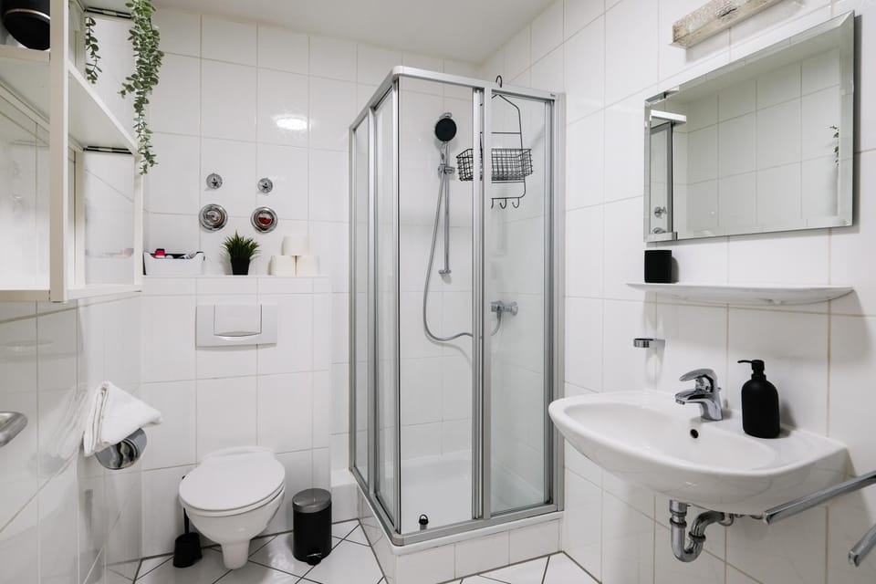 Shower, Toilet, Bathroom, towels