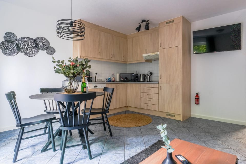 TV and multimedia, Coffee/tea facilities, Kitchen or kitchenette, Living room, Seating area, Dining area, stove