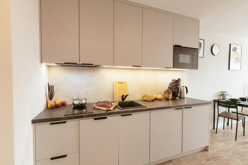 Kitchen or kitchenette, Dining area, minibar, stove