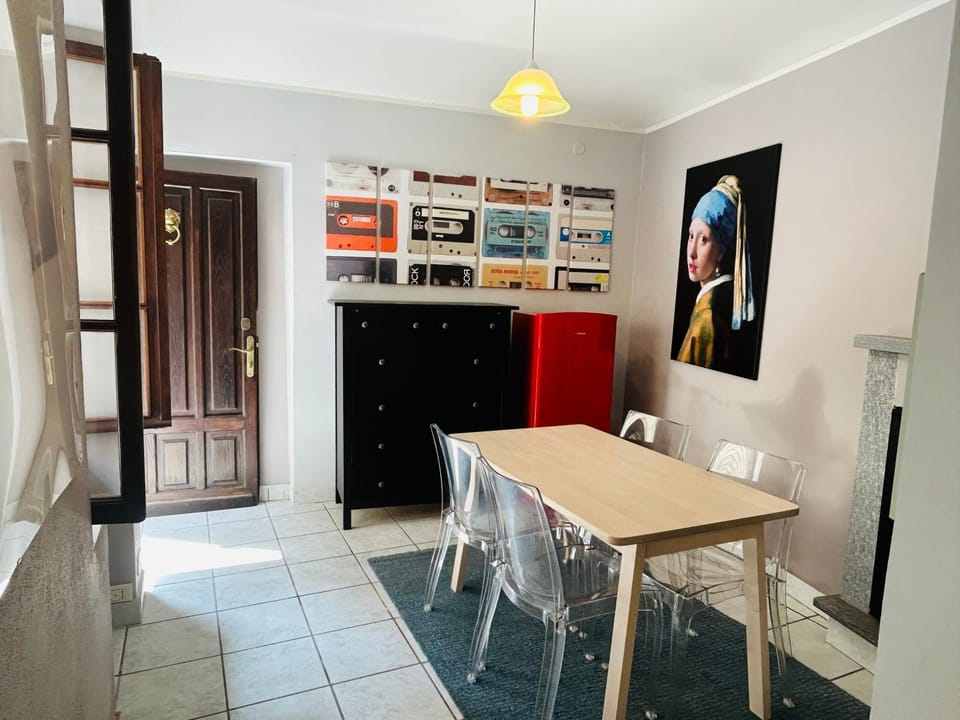 Kitchen or kitchenette, Seating area, Dining area