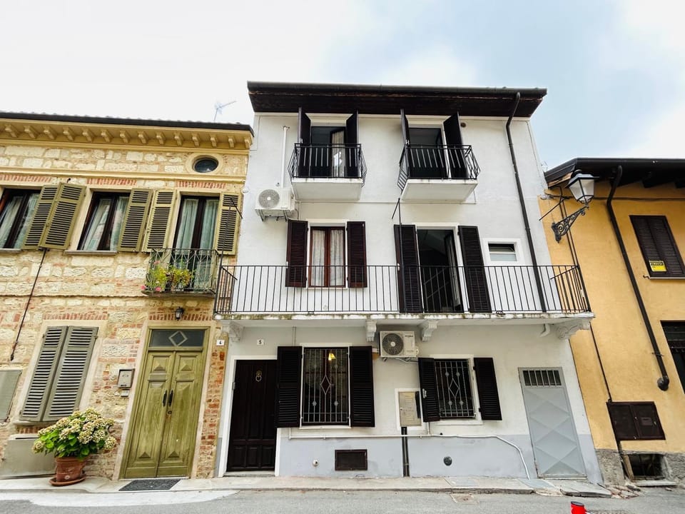 Property building, Day, Balcony/Terrace