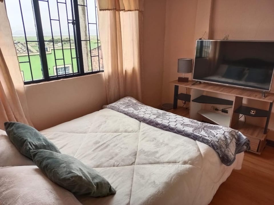 Bed, TV and multimedia, Photo of the whole room
