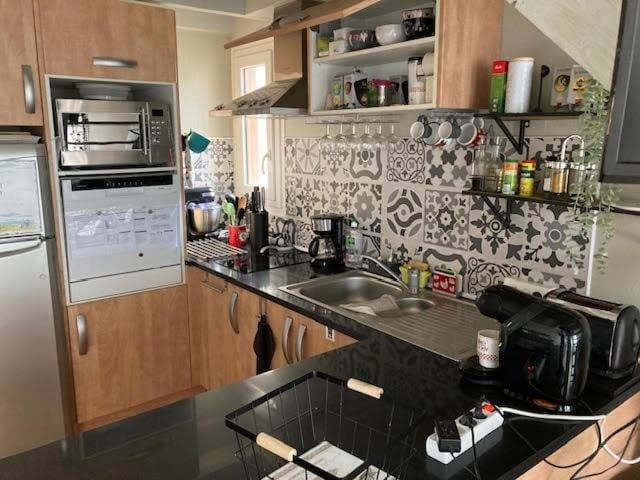 Coffee/tea facilities, Kitchen or kitchenette, dishwasher, oven, stove