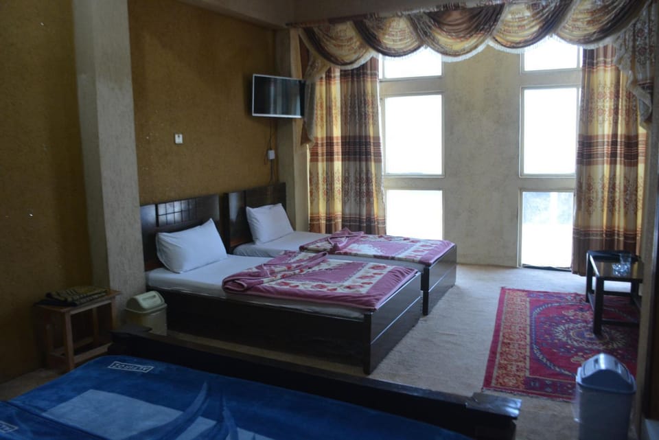 Bed, TV and multimedia, Seating area, Bedroom