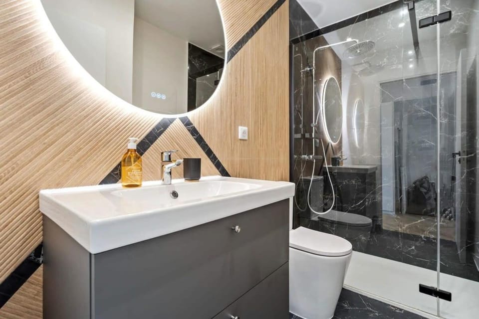 Shower, Toilet, Bathroom, towels