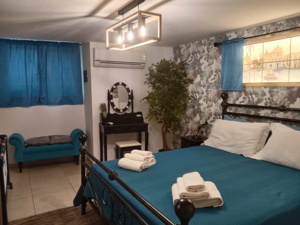 Bed, Bedroom, towels