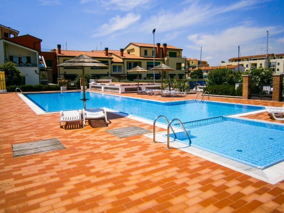 Property building, Swimming pool, Swimming pool