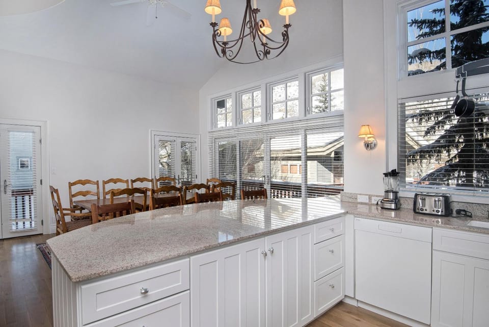 2782 Kinnikinnick Rd Unit D House in Vail