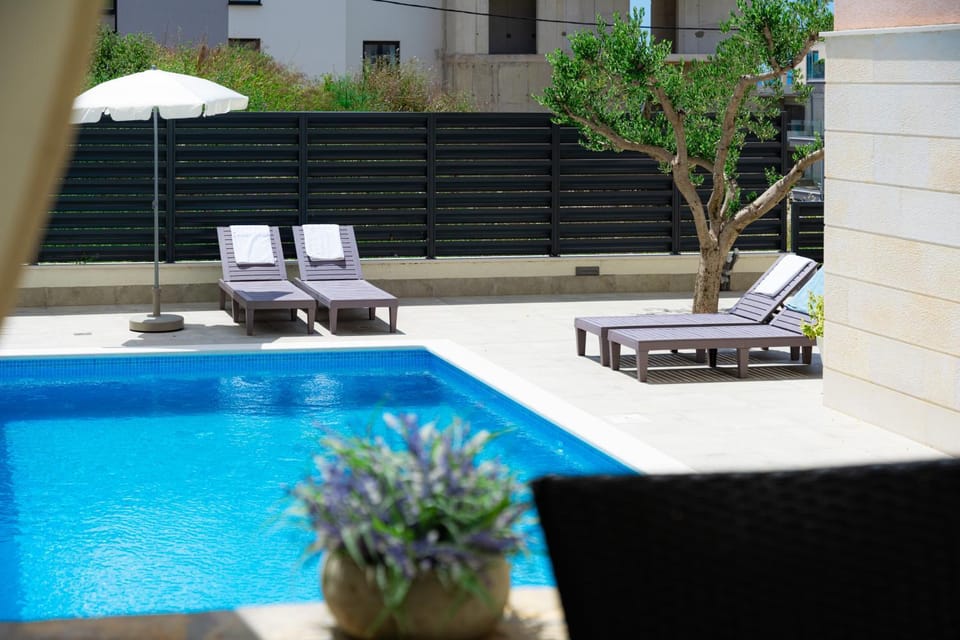 Day, Garden, Swimming pool, sunbed