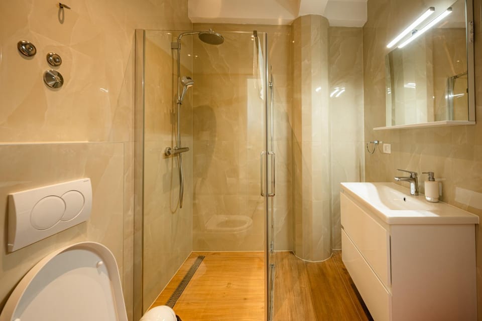 Shower, Toilet, towels