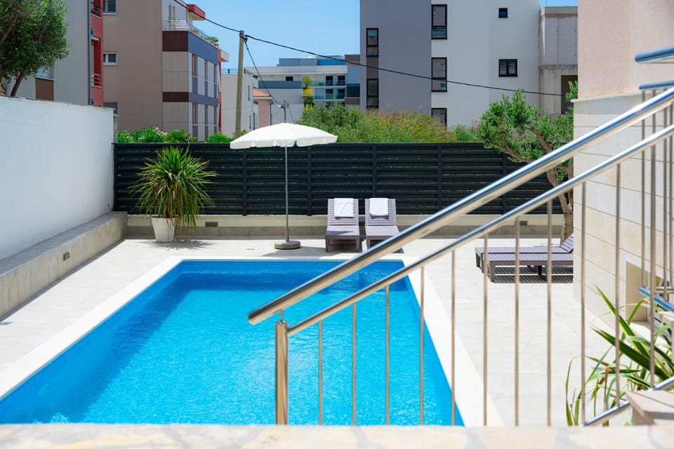 Property building, Patio, Day, Pool view, Swimming pool, sunbed