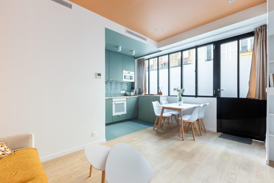TV and multimedia, Kitchen or kitchenette, Living room, Seating area, Dining area