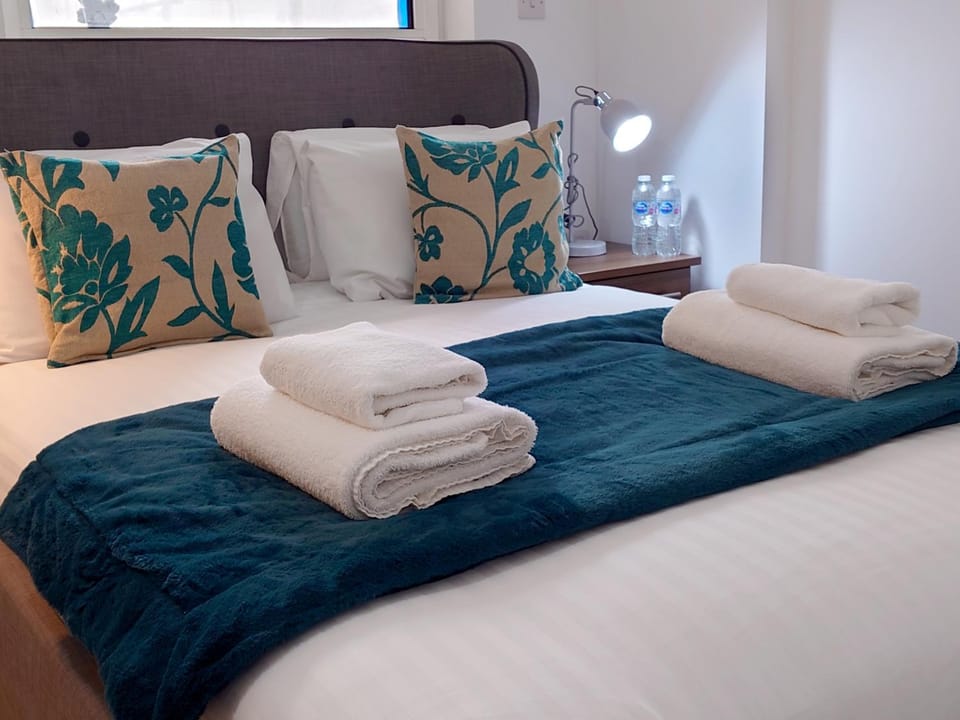 Bedroom, towels