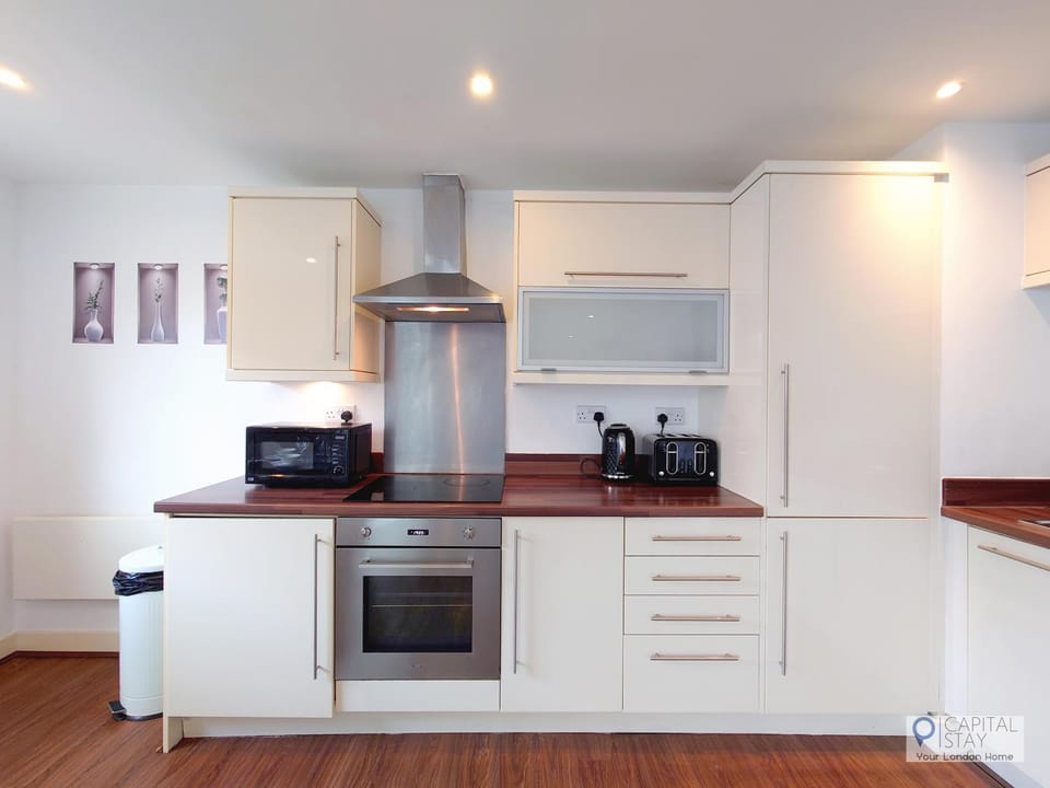 Coffee/tea facilities, Kitchen or kitchenette, oven, stove, toaster