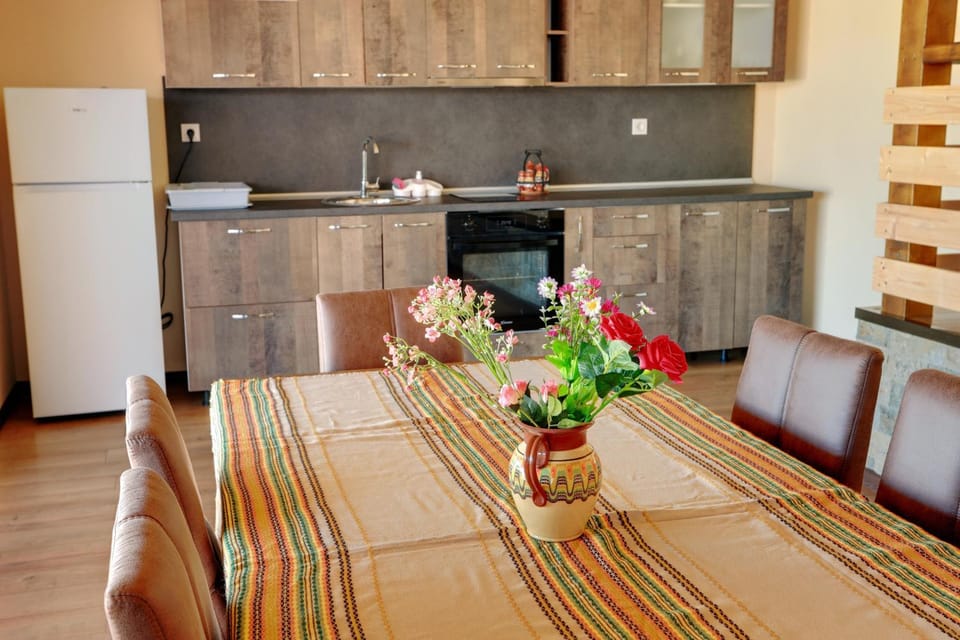 Communal lounge/ TV room, Kitchen or kitchenette, Living room, Seating area, Dining area, pet friendly, stove