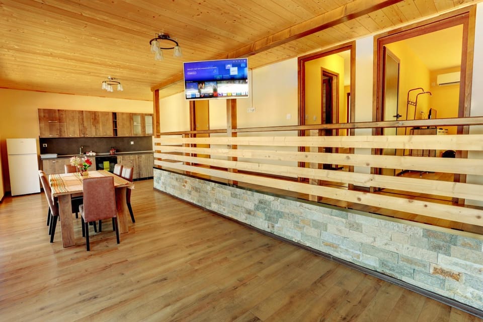 Communal lounge/ TV room, Kitchen or kitchenette, Living room, Seating area, Dining area, Evening entertainment