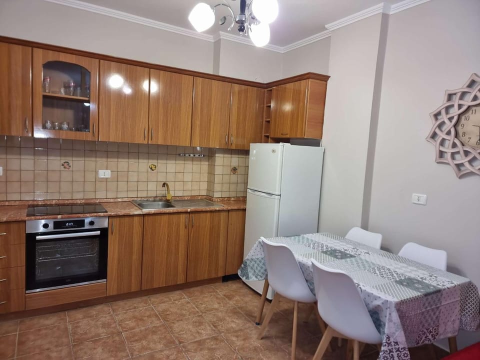 Kitchen or kitchenette, Dining area, oven