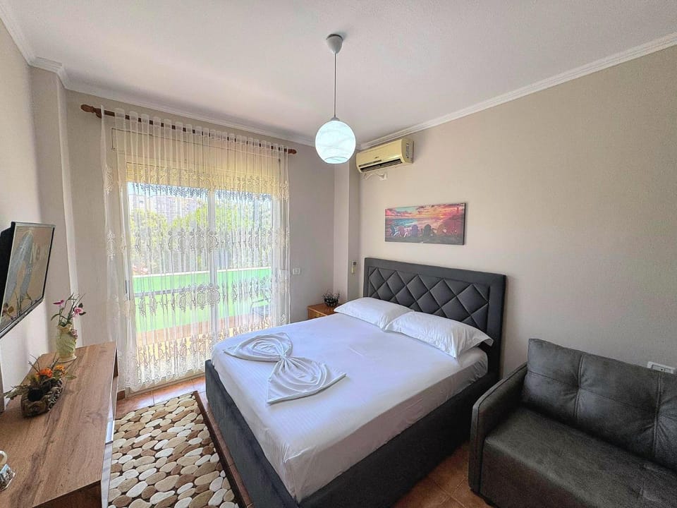 Bed, TV and multimedia, Bedroom
