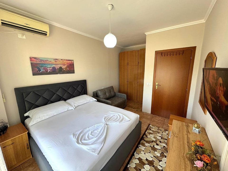Bed, Seating area, Bedroom, air conditioner