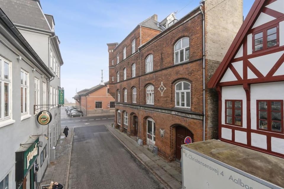 Property building, Street view, Location