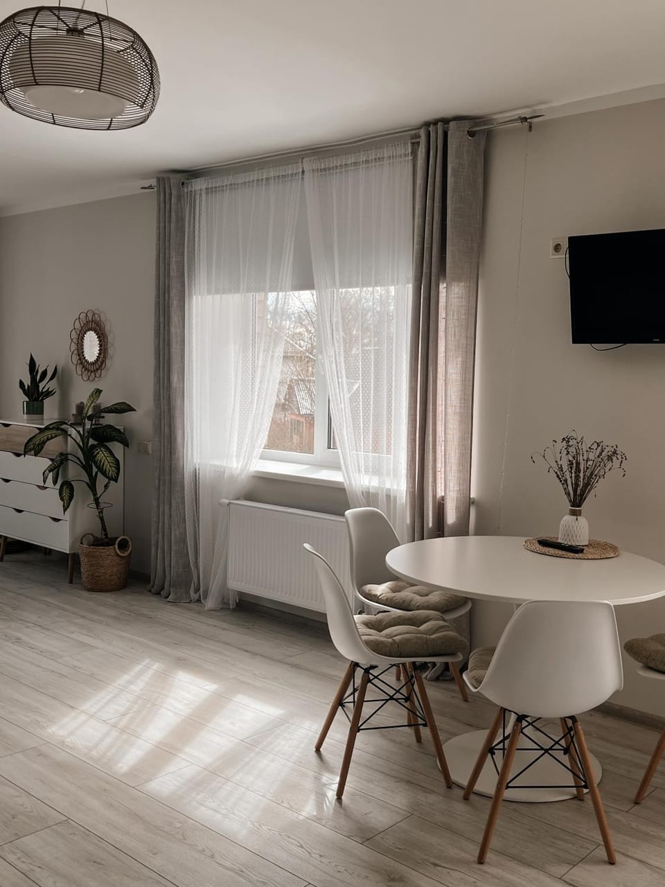 TV and multimedia, Living room, Seating area, Dining area