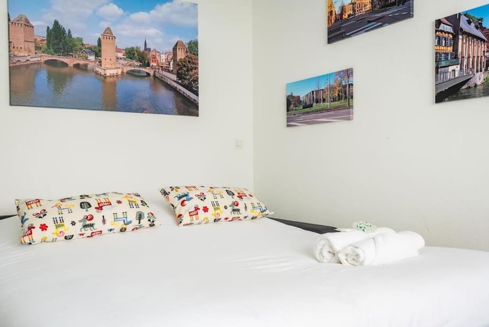 Bed, Photo of the whole room, towels